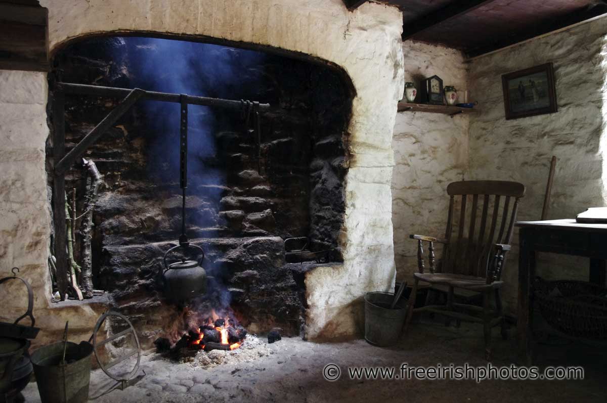 Peat Fire Inside An Old Thatched Irish Cottage - Cottage Interior Background - HD Wallpaper 