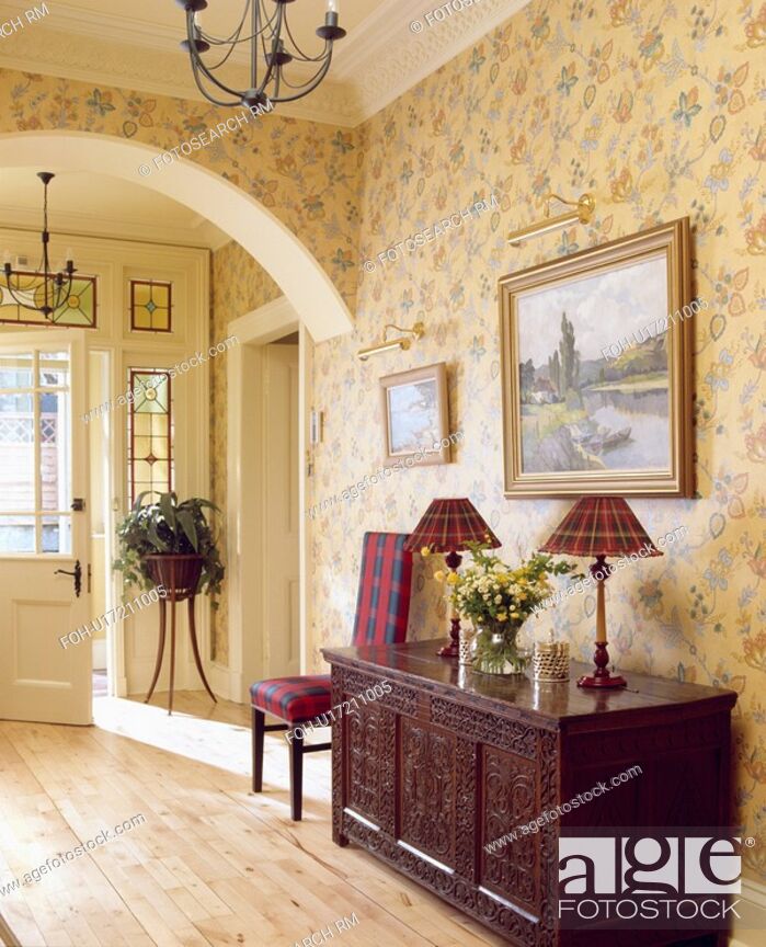 Patterned Cream Floral Wallpaper In Country Hall With - Interior Design - HD Wallpaper 