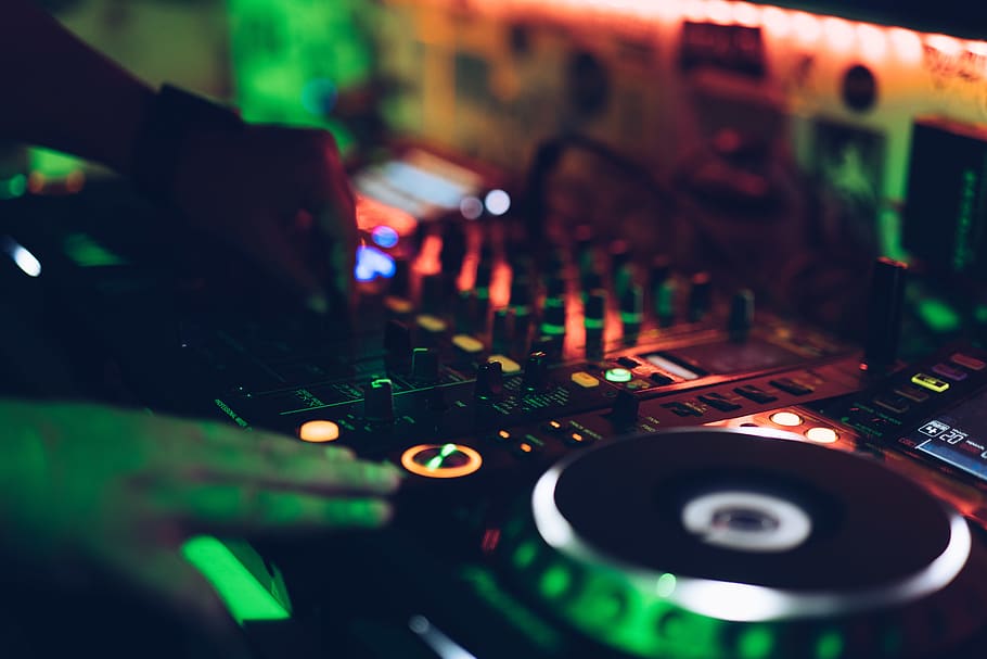 Person Using Dj Mixer, Technology, Music, Arts Culture - Dj Mixer Images Download - HD Wallpaper 