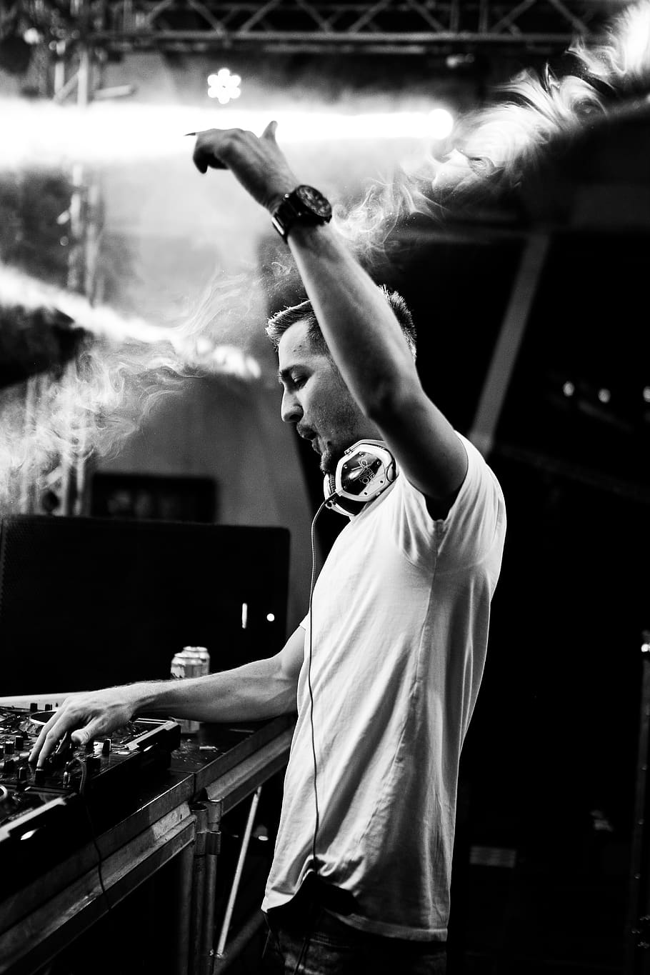 Photo Of Disc Jockey Performing, Black And White, Concert, - Dj Wallpaper Black And White - HD Wallpaper 