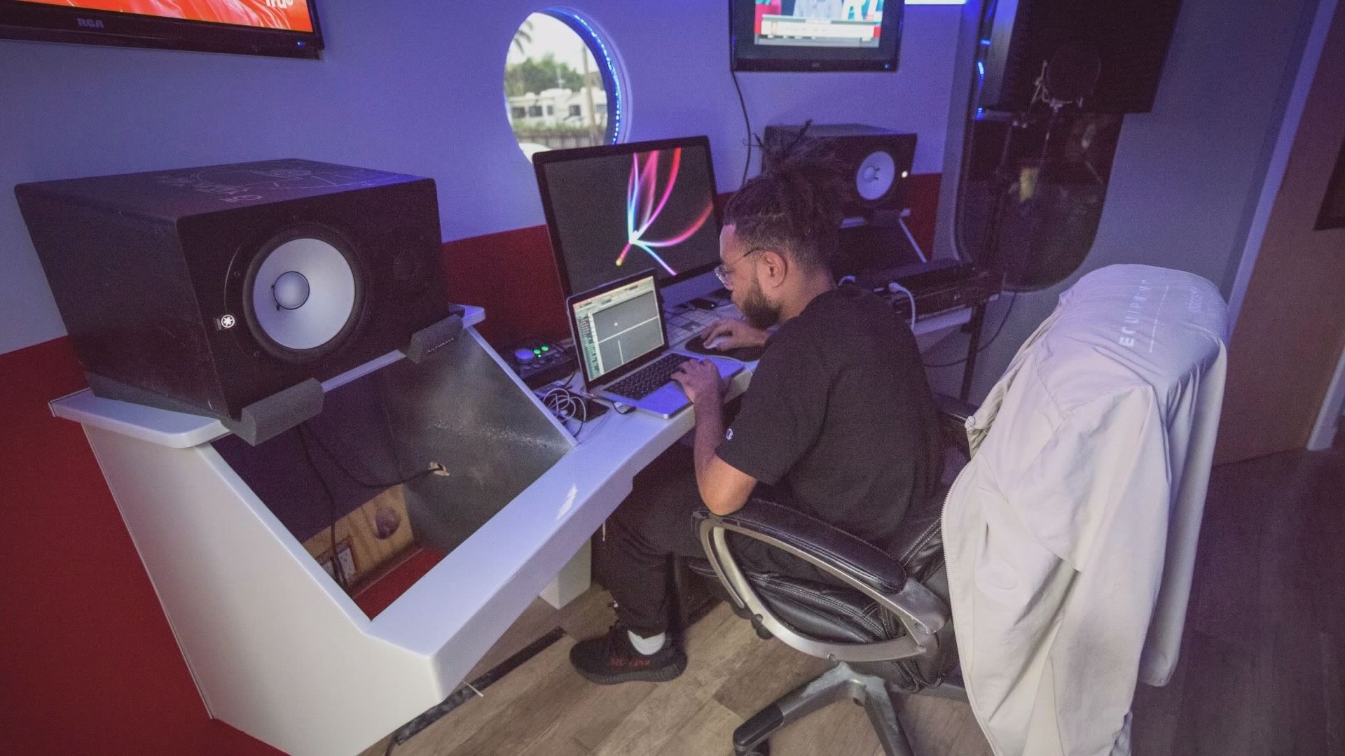 Studio - HD Wallpaper 