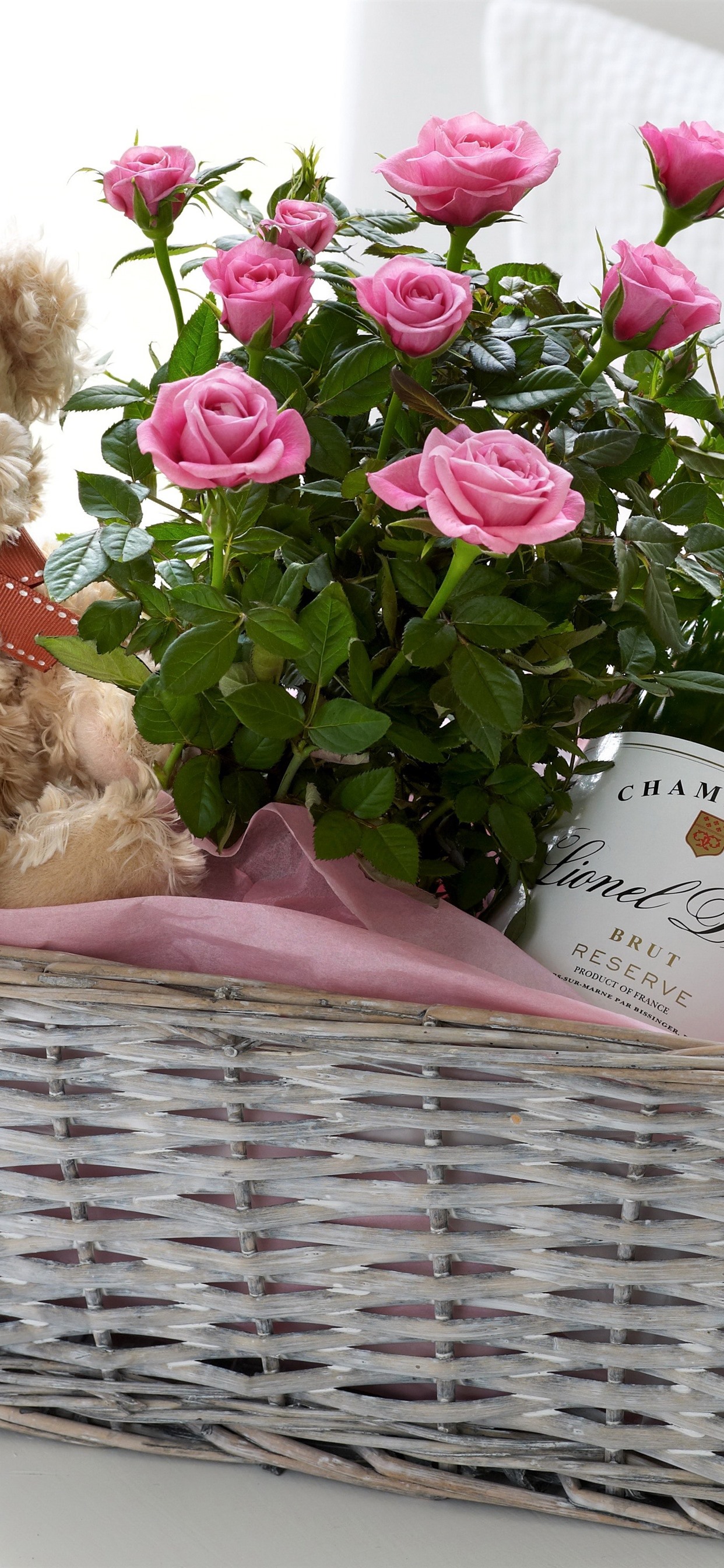 Iphone Wallpaper Pink Roses, Teddy Bear, Basket, Champagne - Букет Квітів На День Народження - HD Wallpaper 
