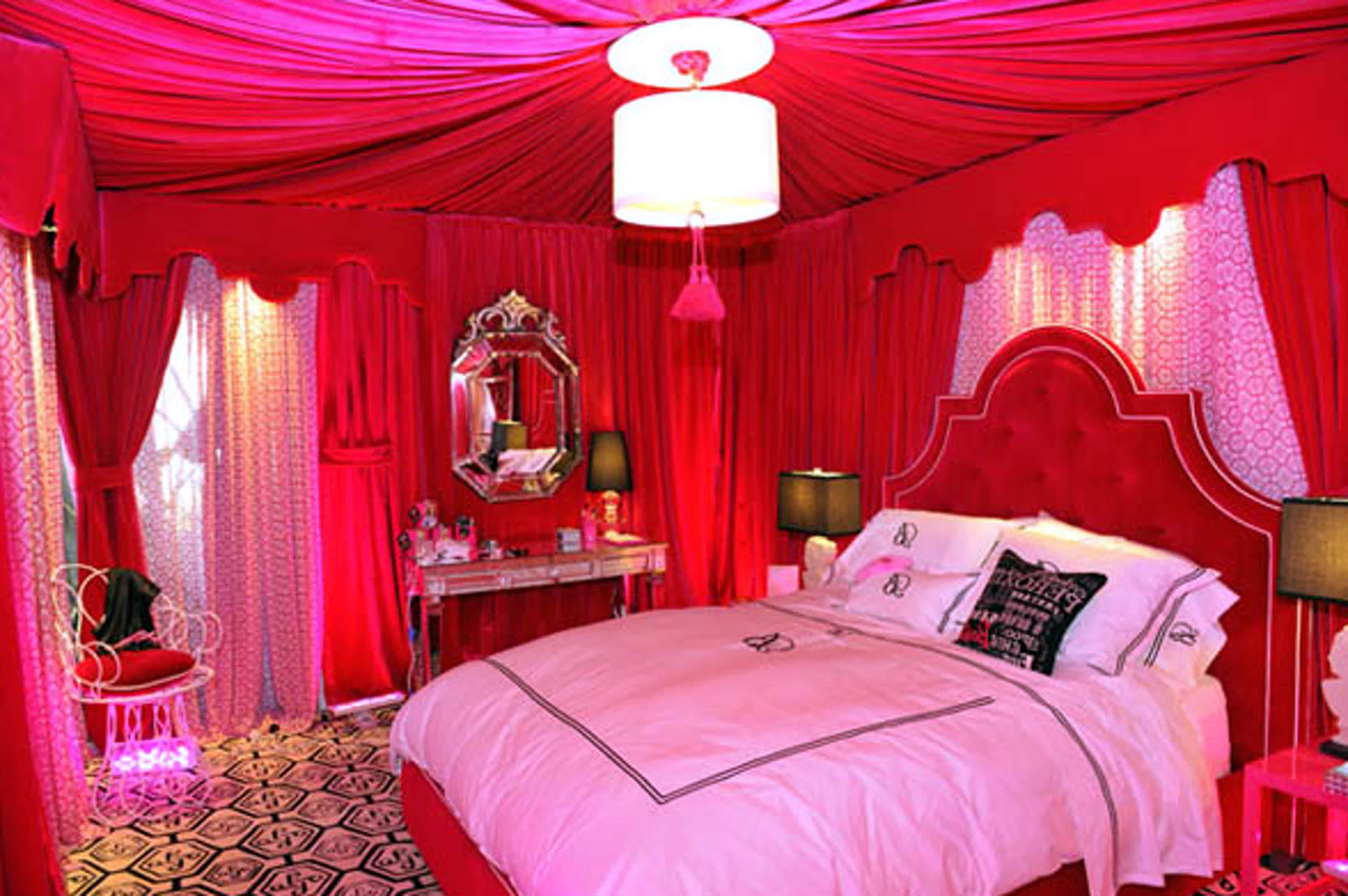 Fabulous Interior Of Teenage Girls Bedroom Decorating - Beautiful Pink Wallpaper For Room - HD Wallpaper 