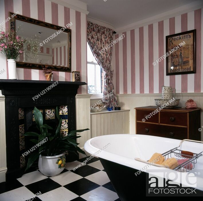 Pink Striped Wallpaper And Rolltop Bath In Country - Window Blind - HD Wallpaper 