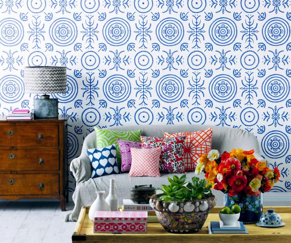 Living Room - Blue And White Vintage Wallpaper In Modern Living Room - HD Wallpaper 