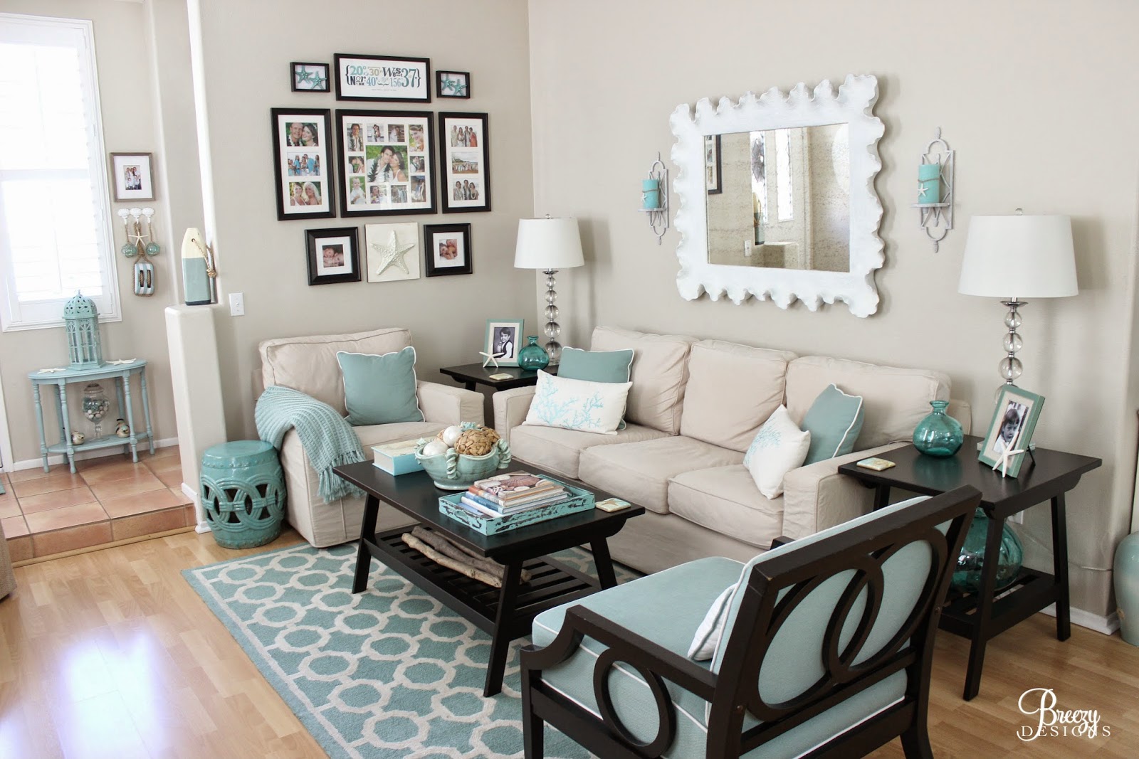 Living Room With Aqua Accents - HD Wallpaper 