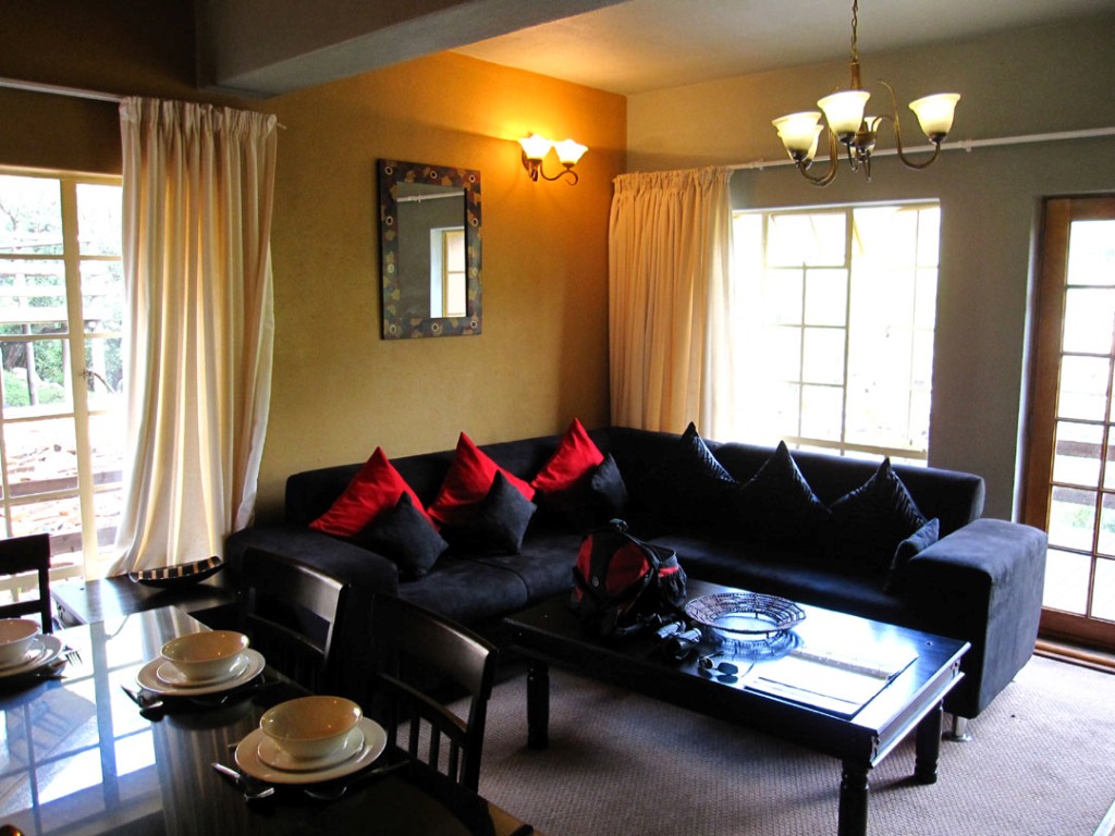 Black Couch Red Cushion - HD Wallpaper 