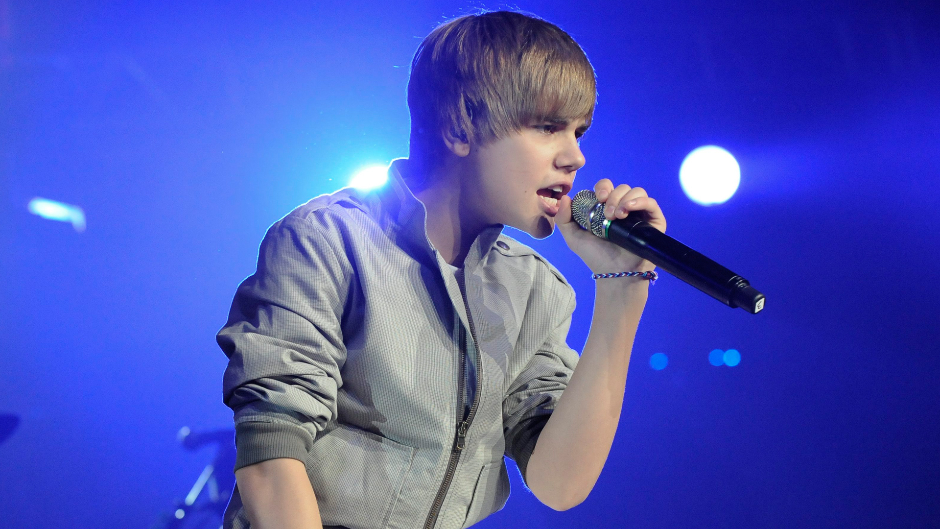 Justin Bieber Singing 2010 - HD Wallpaper 