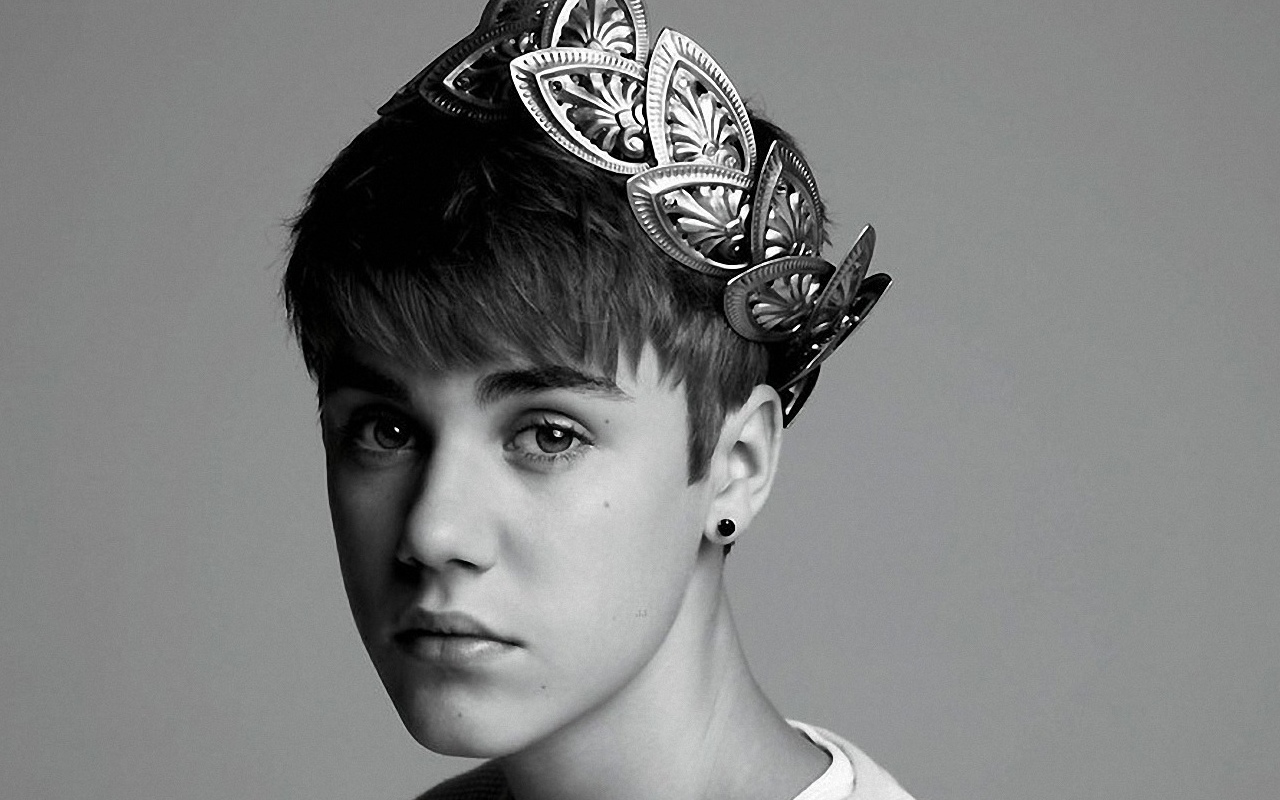 Justin Bieber With Crown - HD Wallpaper 