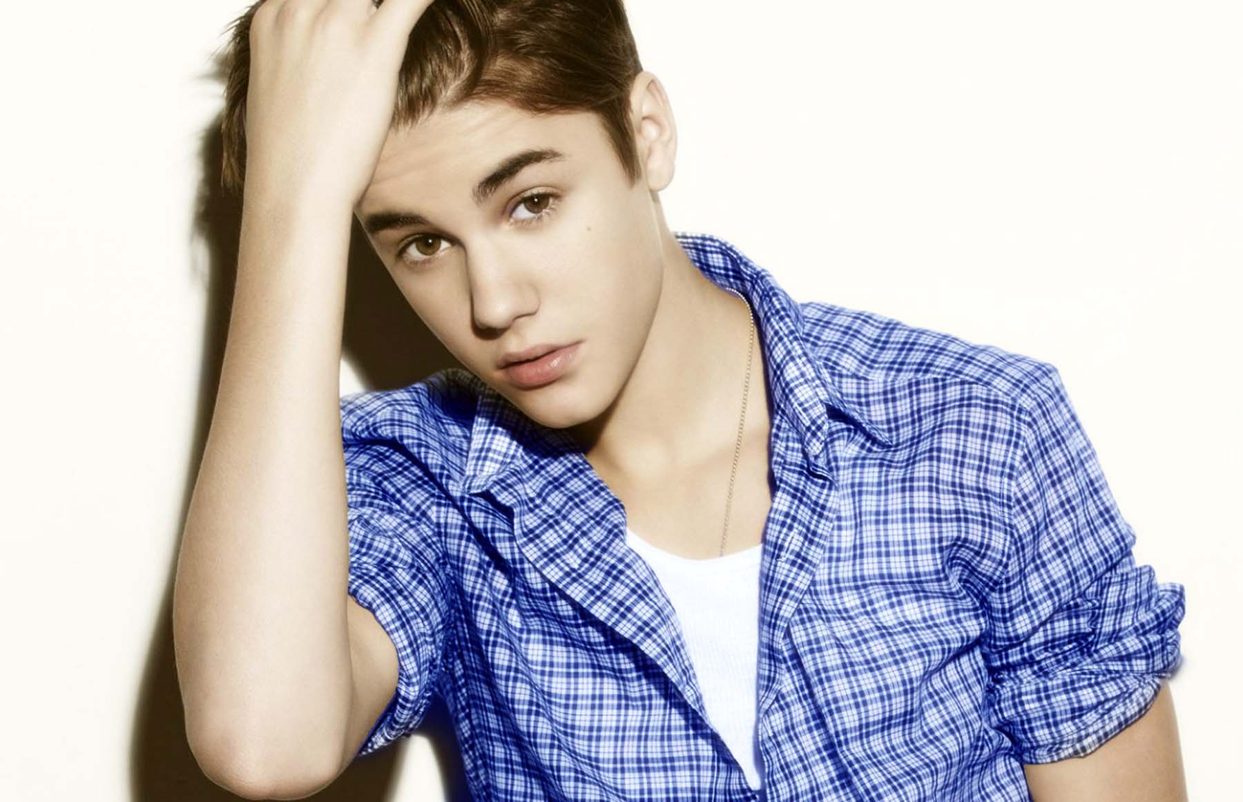 Justin Bieber Hd Wallpapers And Photos Bodyceleb - Justin Bieber In Shirt - HD Wallpaper 