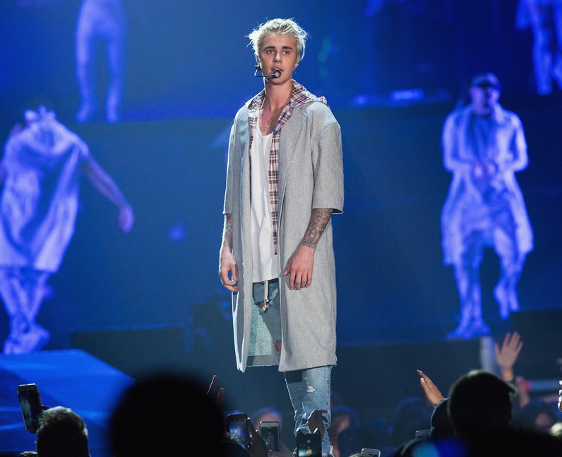 Justin Bieber Opening Night Purpose Tour - Justin Bieber Long Coat - HD Wallpaper 