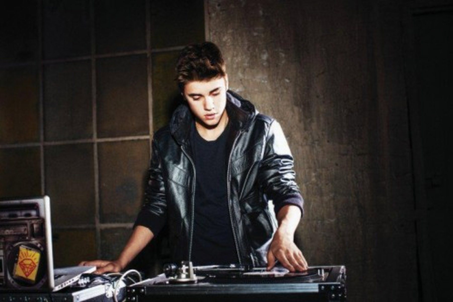 Justin Bieber, Believe, Photoshoot, 2012, Justin Bieber - Justin Bieber With Dj - HD Wallpaper 