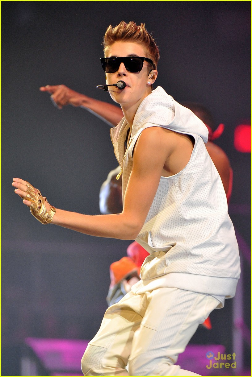 Cody Simpson Justin Bieber Believe Tour - Justin Bieber Live At Believe Tour - HD Wallpaper 