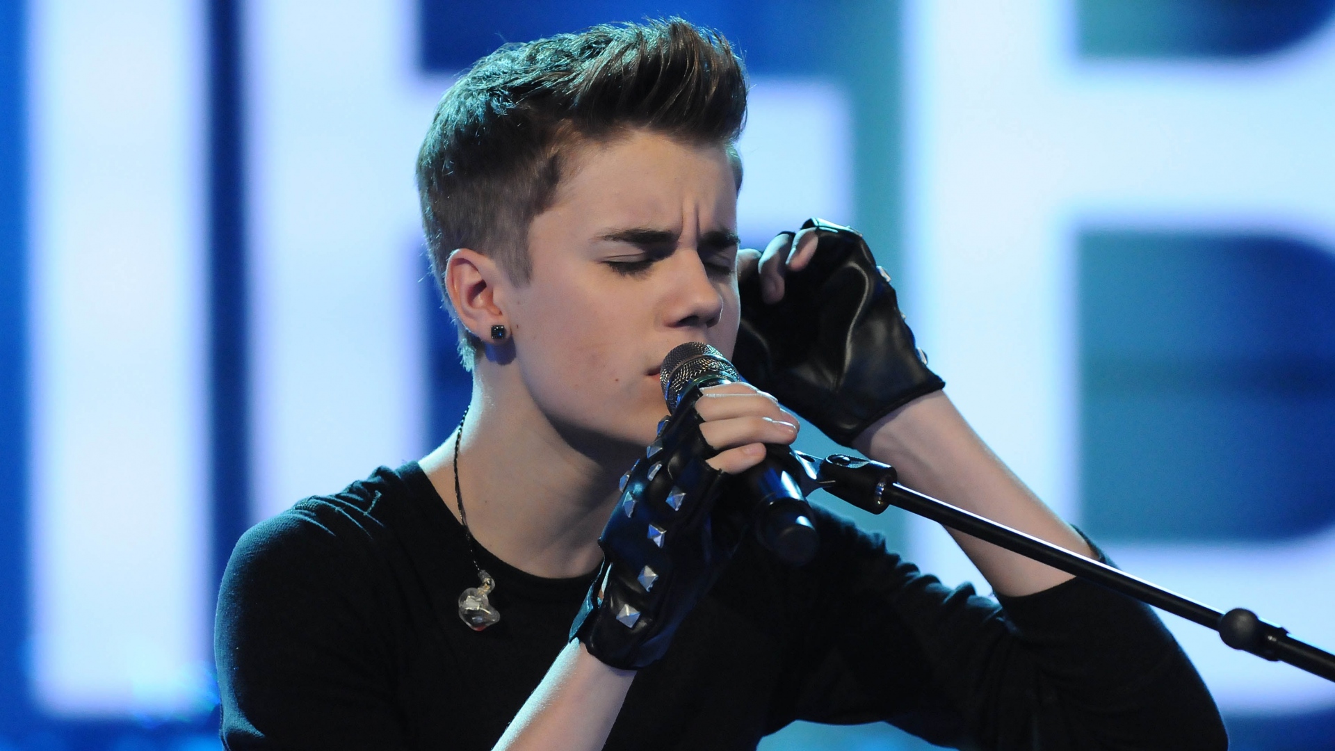 Wallpaper Justin Bieber Singer Hairstyle Scene - Justin Bieber Singing 2019 - HD Wallpaper 