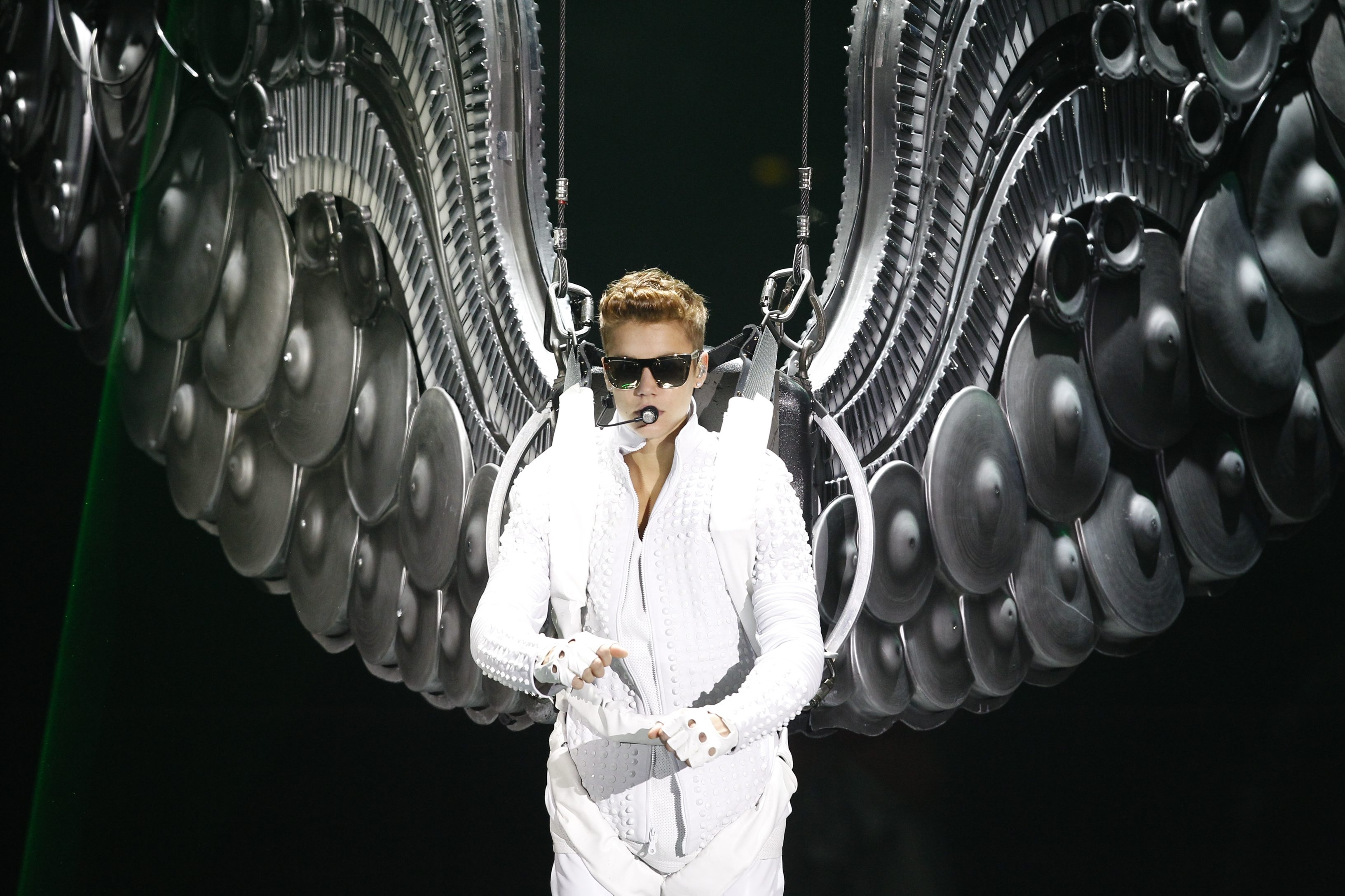 Believe Tour Hd - HD Wallpaper 