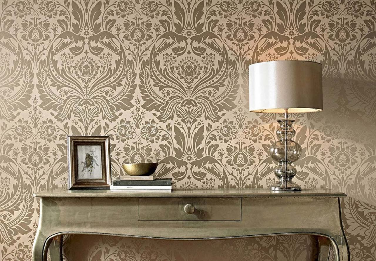 Cream Wallpaper On Brown Wall - HD Wallpaper 