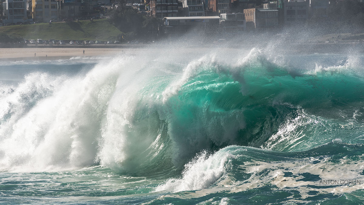 Ocean Wallpaper With Big Crashing Wave - Bondi Beach Waves - HD Wallpaper 