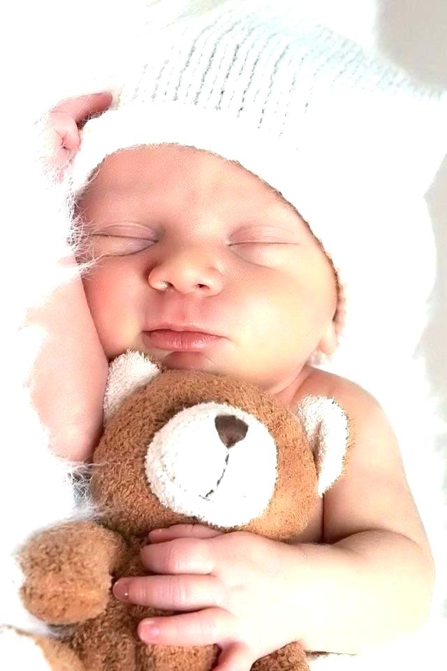 Baby Hugging Teddy Bear - 640x960 Wallpaper 