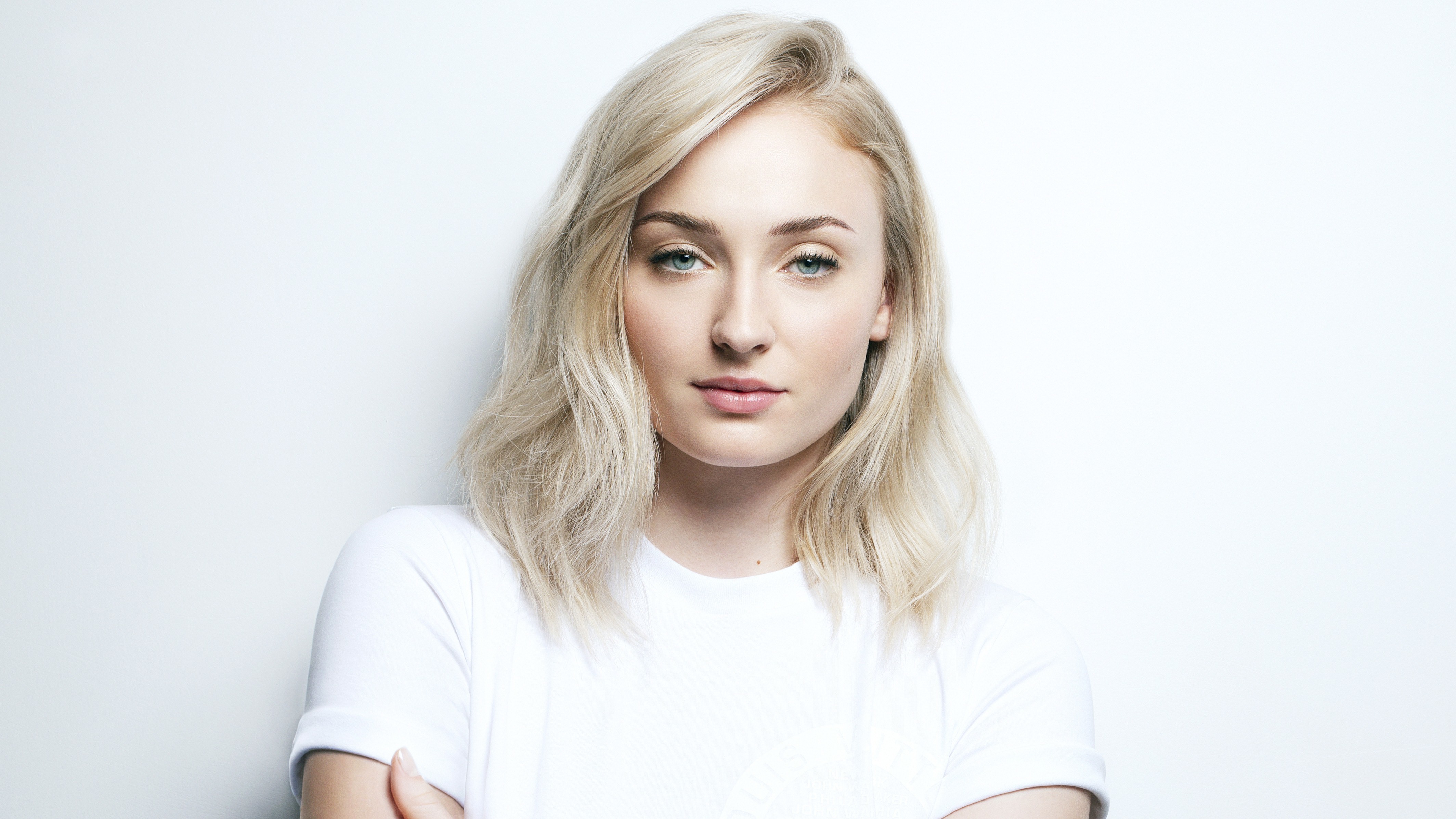 Sophie Turner English Actress 4k Wallpaper - Sophie Turner - HD Wallpaper 