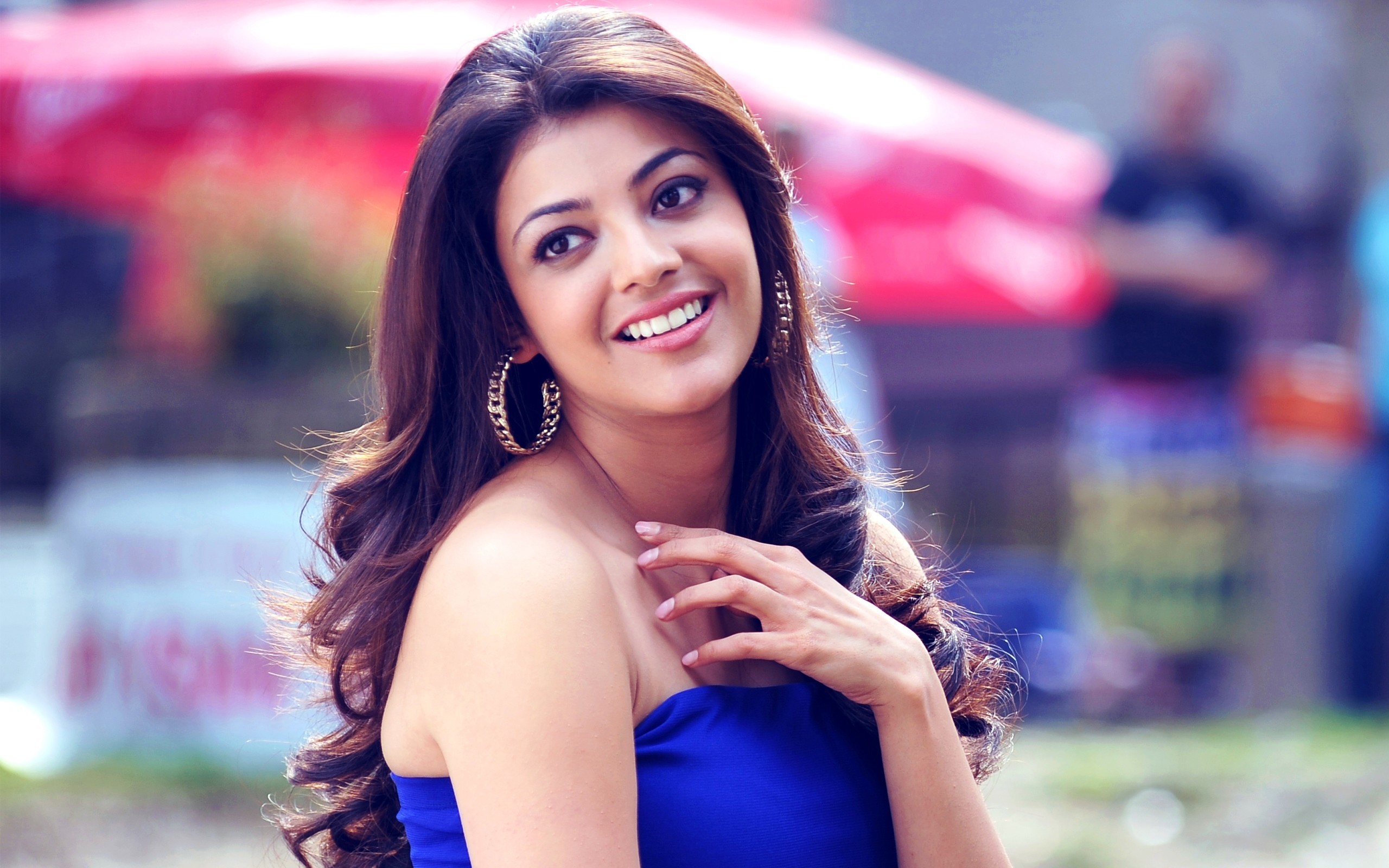 Kajal Agarwal In Blue Top With Smiley Face Widescreen - Kajal Agarwal - HD Wallpaper 