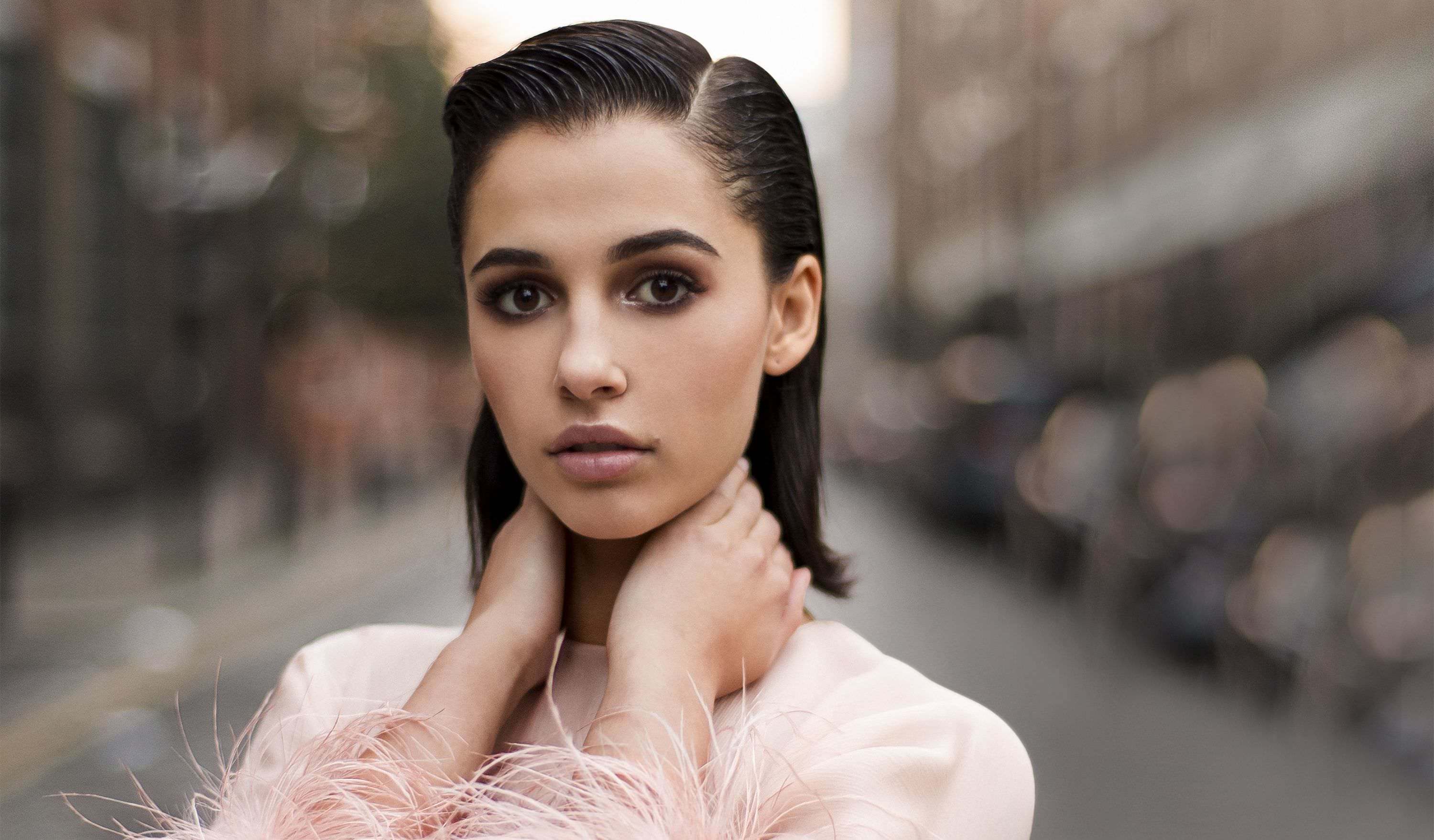 Naomi Scott - HD Wallpaper 
