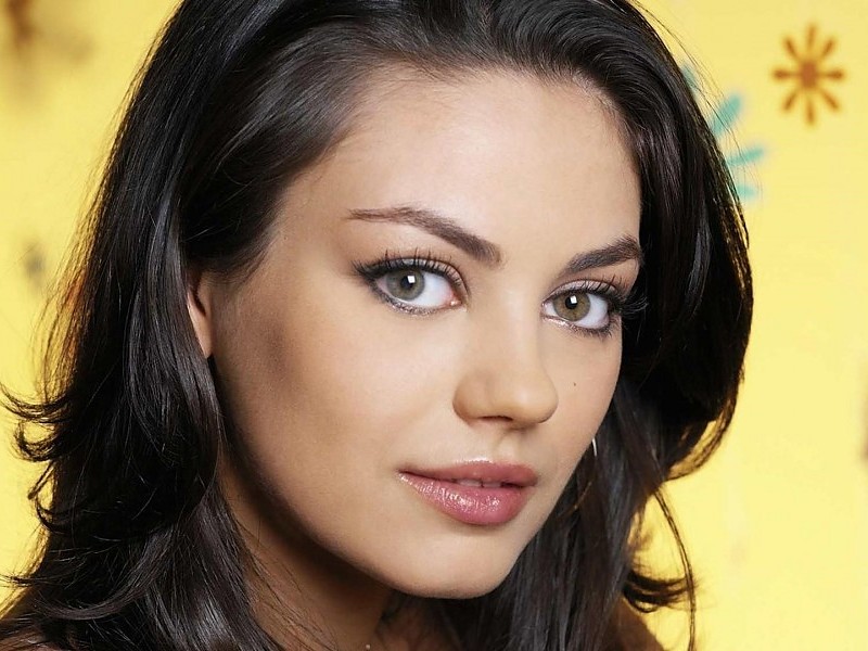 Beautiful Face Of Mila Kunis Hollywood Actress Wallpaper - Mila Kunis Eyes Close Up - HD Wallpaper 