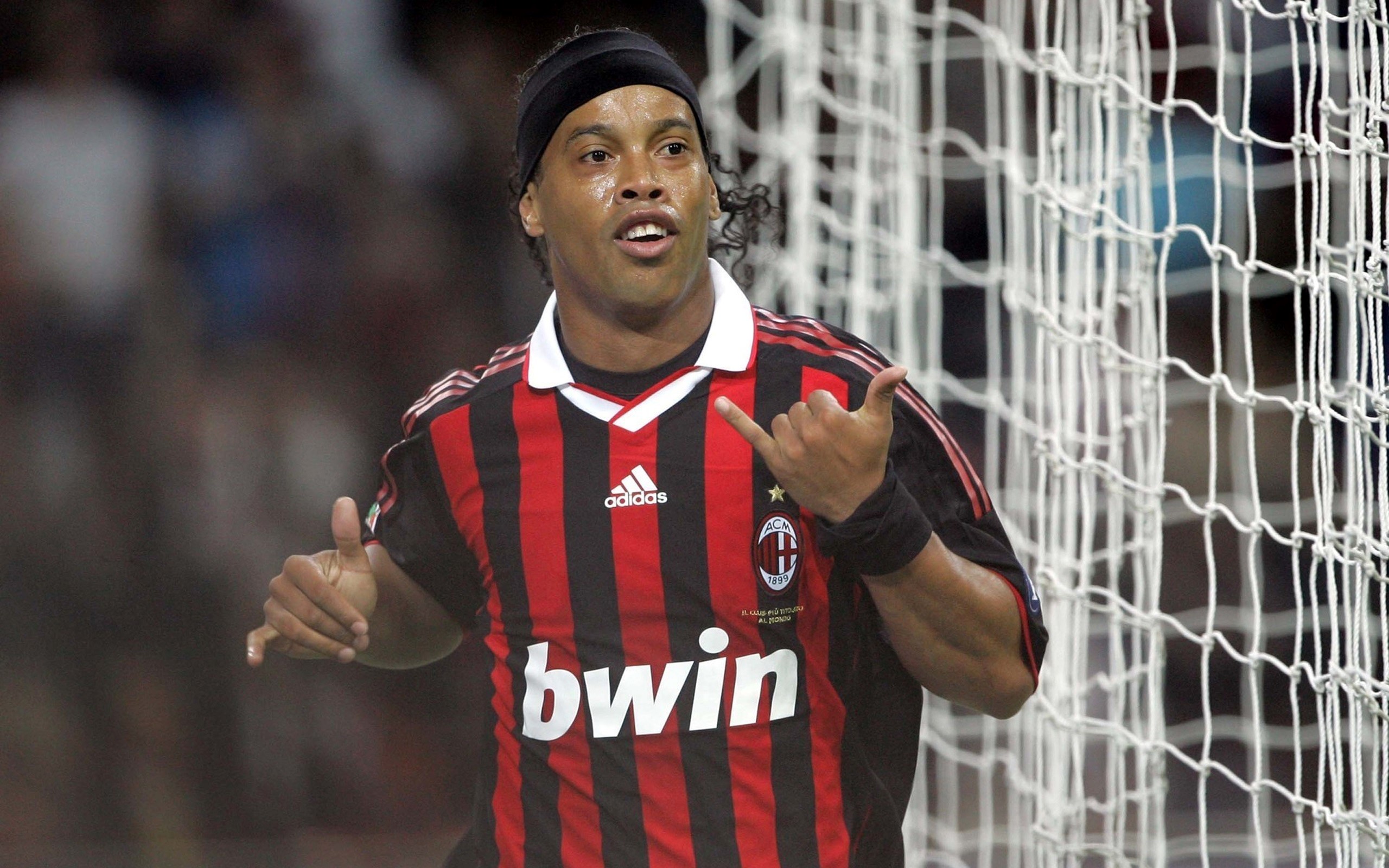 Ronaldinho Brazilian Footballer Photos Free Download - Ronaldinho Milan - HD Wallpaper 