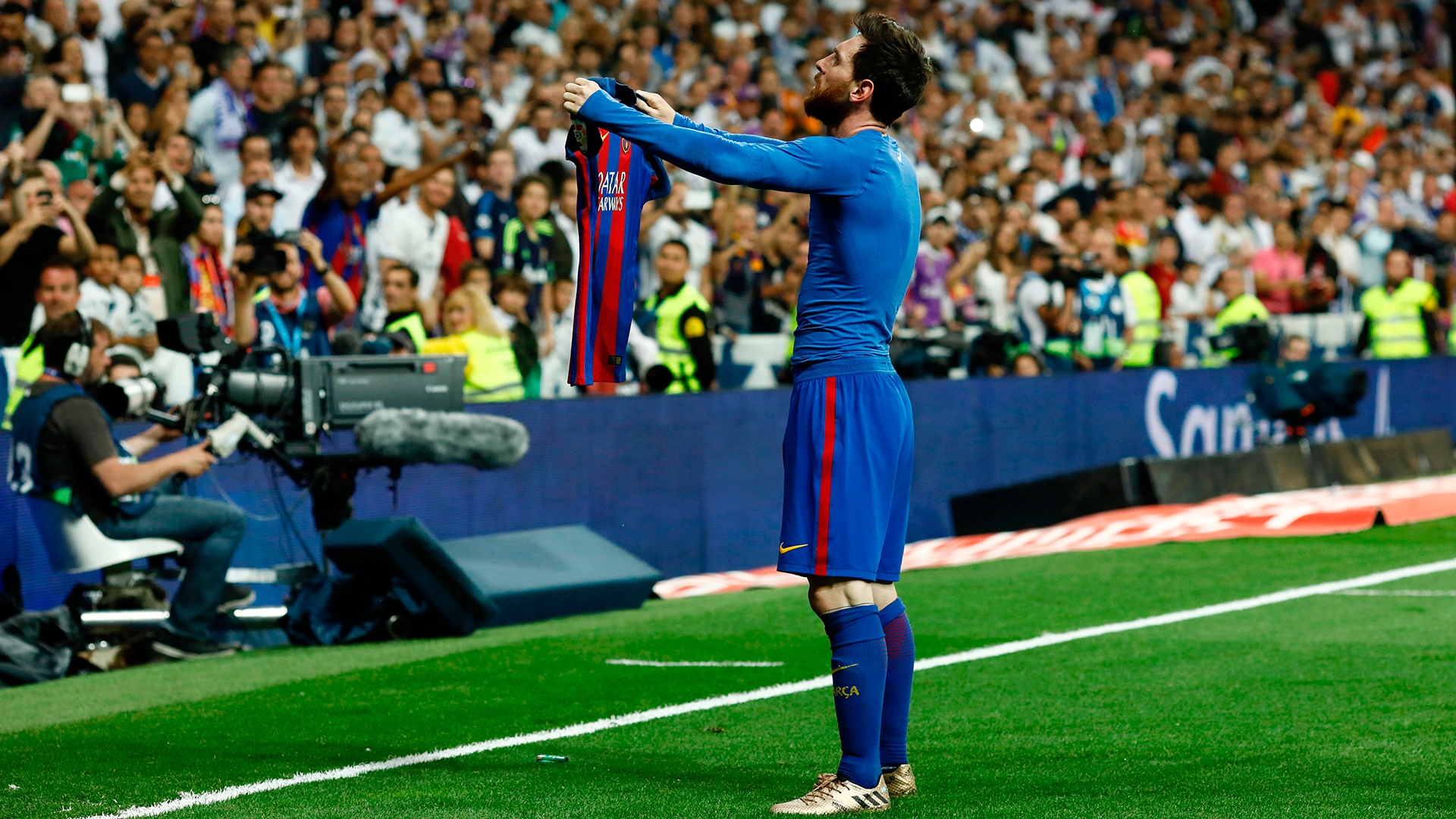 Messi Vs Real Madrid Wallpaper - Lionel Messi Shirt Celebration - HD Wallpaper 