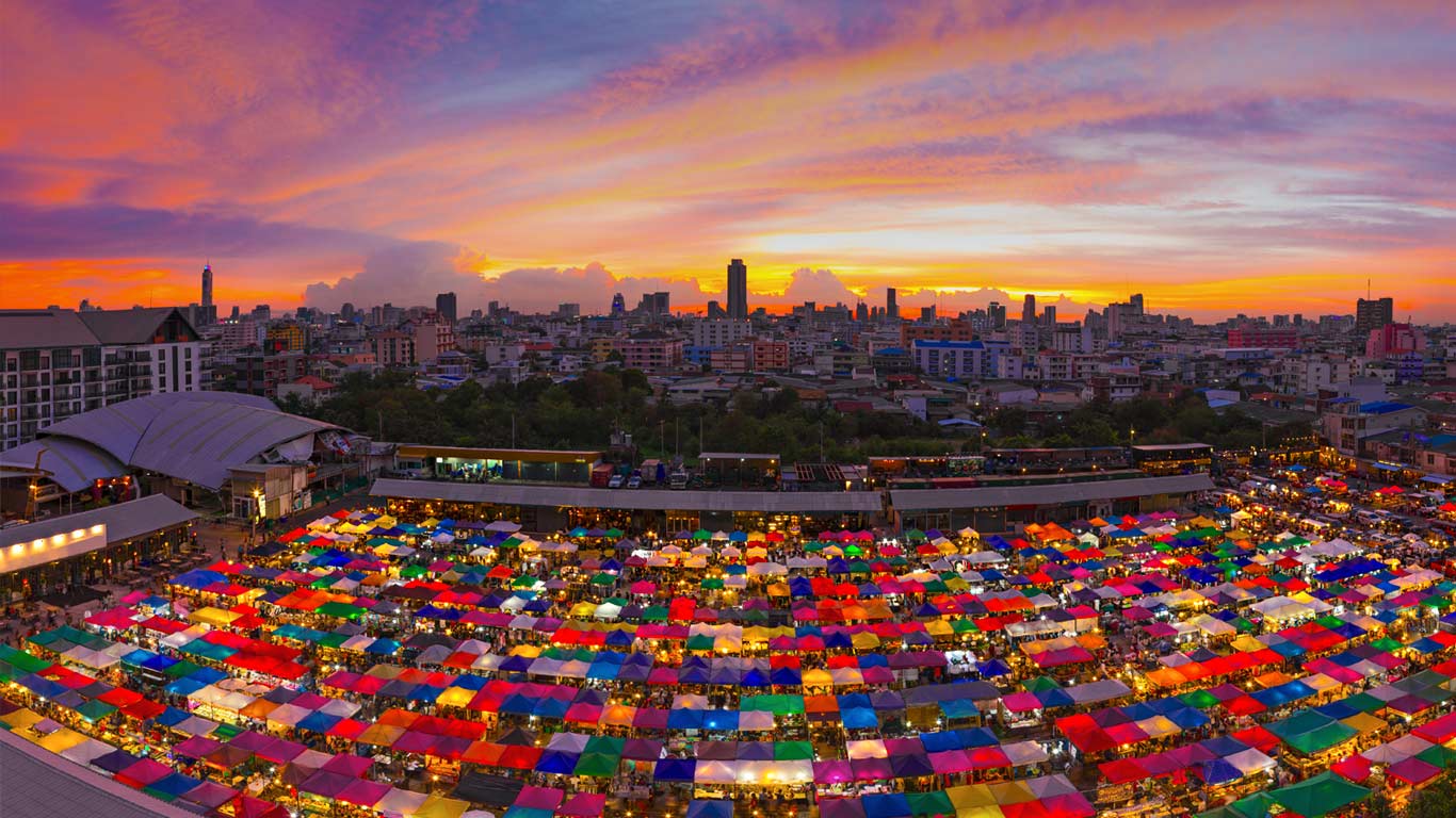 Train Night Market In Ratchada, Bangkok, Thailand - Bangkok Night Market - HD Wallpaper 