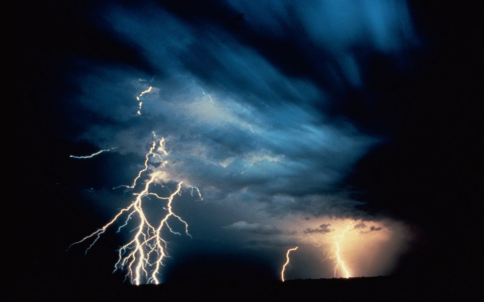 Thunderstorm Wallpaper Wide On Wallpaper Hd 1680 X - Real Lightning Bolt - HD Wallpaper 