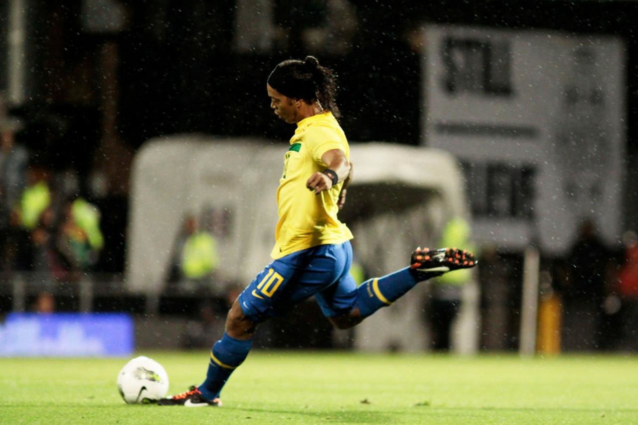 Awesome Ronaldinho Free Background Id - Ronaldinho Brazil - HD Wallpaper 