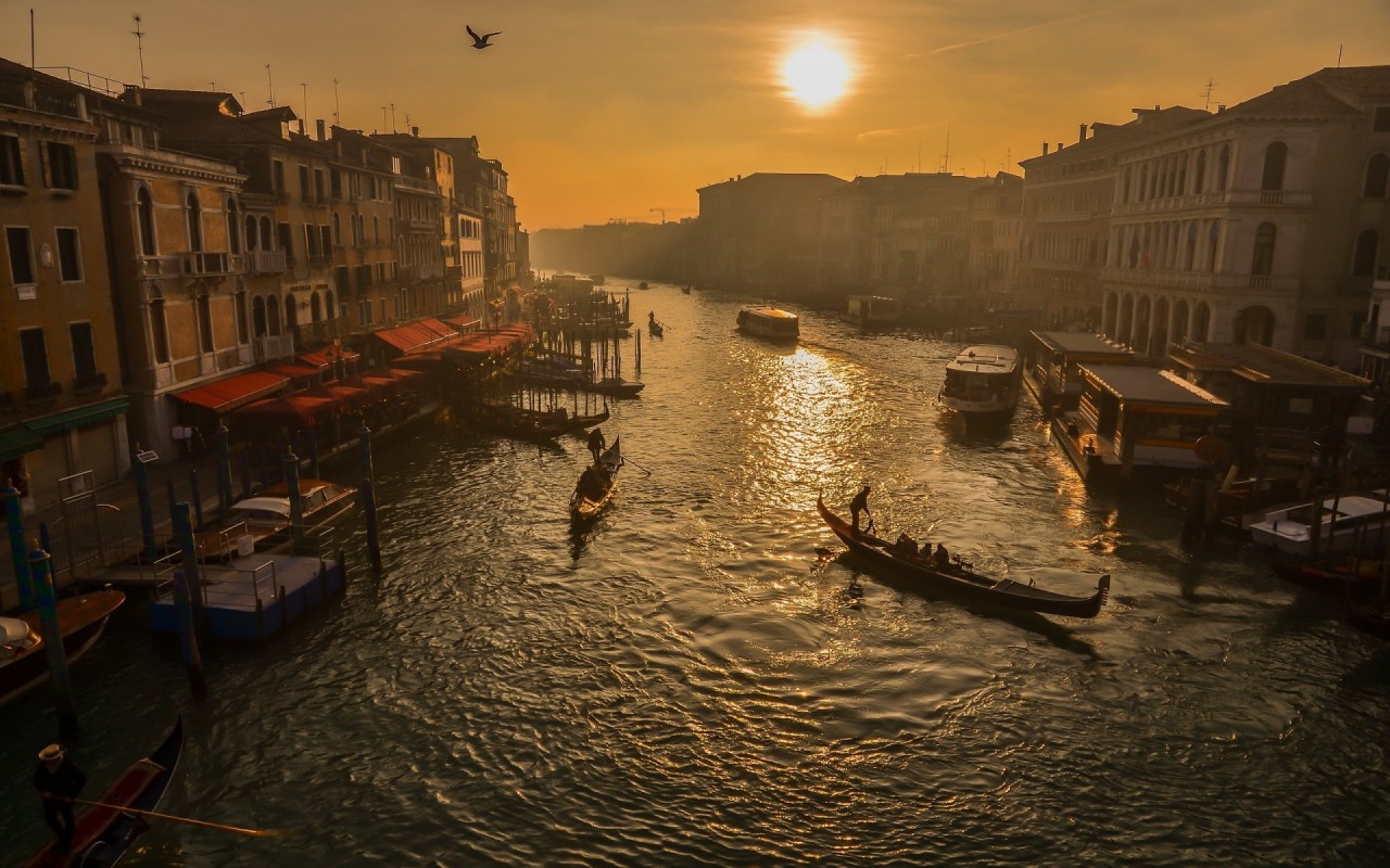 Gondola Rides Venice Sunset Wallpapers - Canal - HD Wallpaper 
