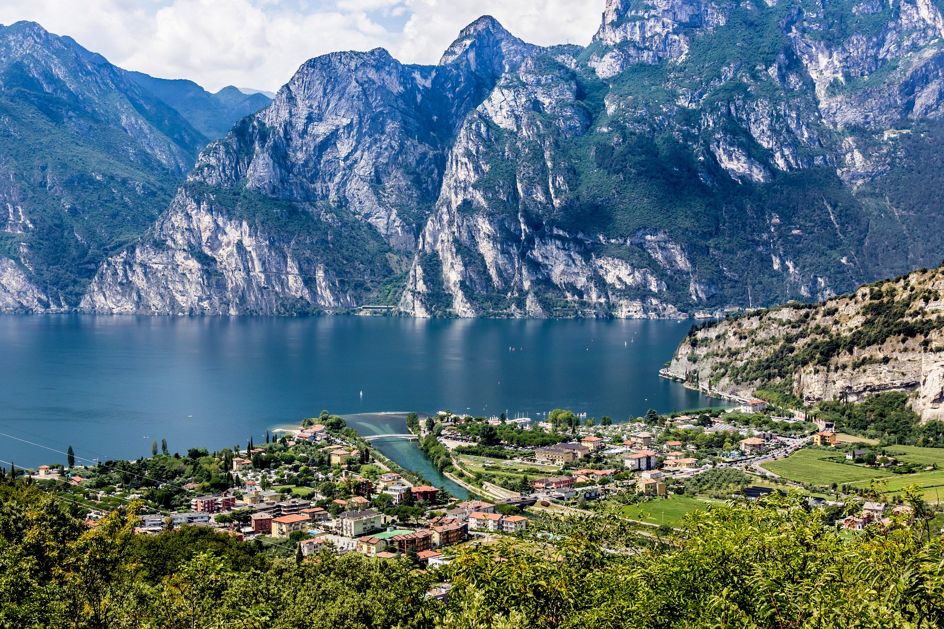 Lake Garda Is The Largest Lake In Italy Wallpaper - Lake Garda - HD Wallpaper 