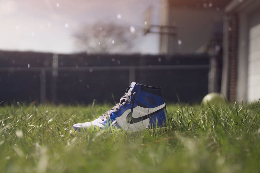 Selective Focus Photography Of Air Jordan 1, Blur, - Background Image Css Mobile - HD Wallpaper 