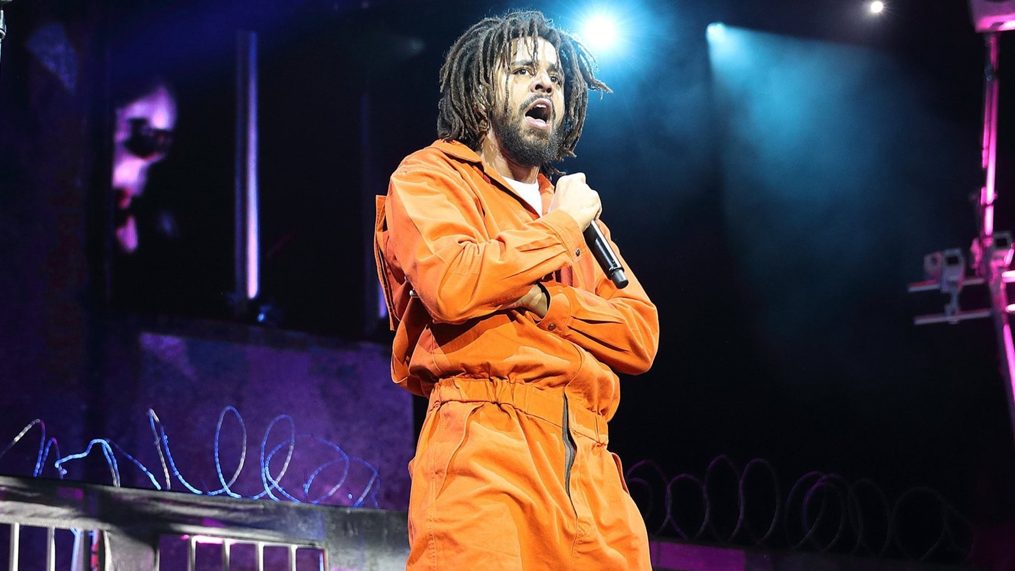 J Cole At The O2 Arena Between Entertainment And Instruction - J Cole Orange Jumpsuit - HD Wallpaper 
