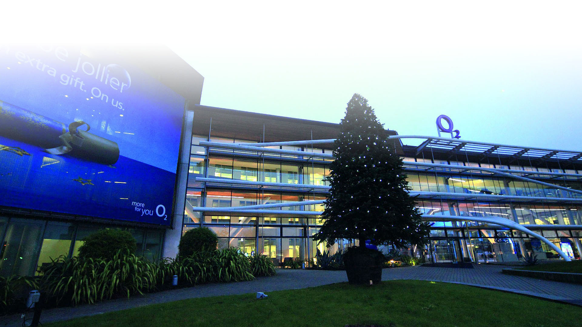 Iss O2 At Slough - Christmas Tree - HD Wallpaper 