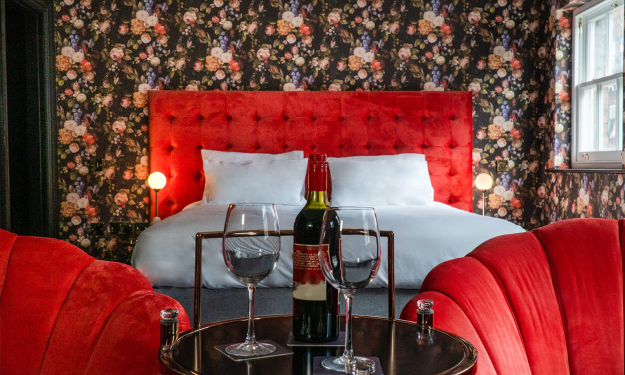 Large Twin Or Double Room - Window Covering - HD Wallpaper 