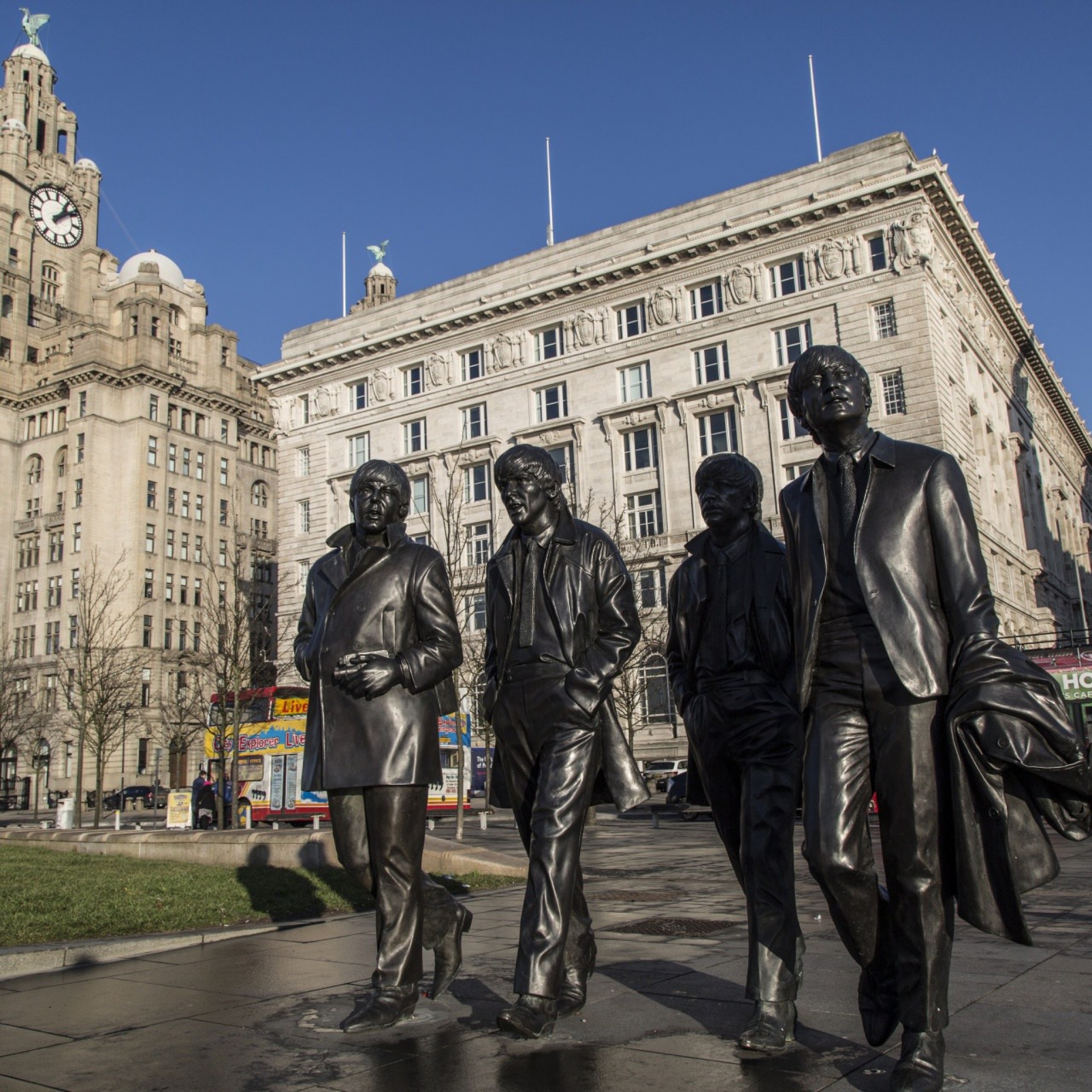 Ipad 9,7 - Royal Liver Building - HD Wallpaper 