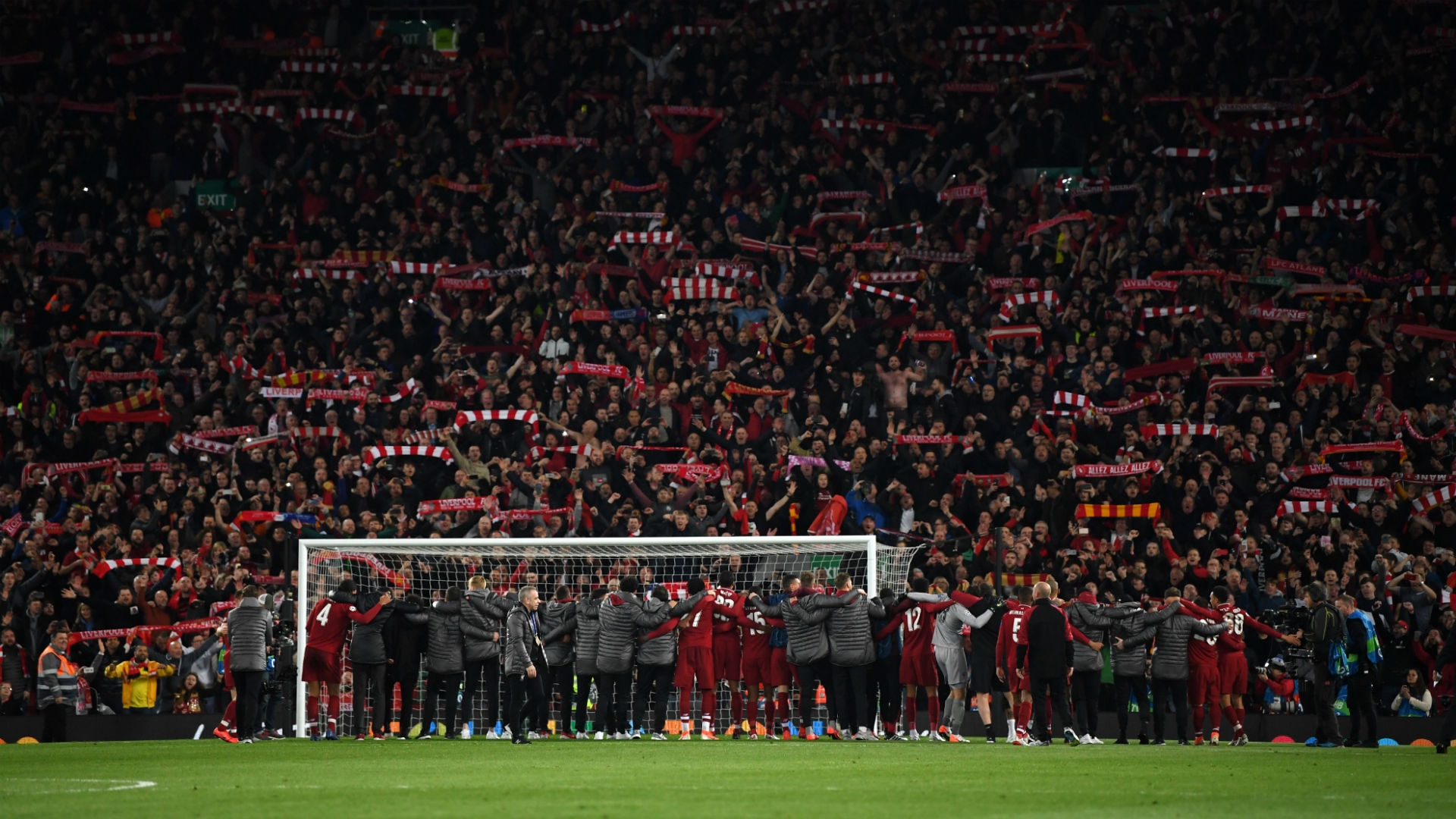 Liverpool Celebrate Beating Barcelona - Liverpool Barcelona You Ll Never Walk Alone - HD Wallpaper 