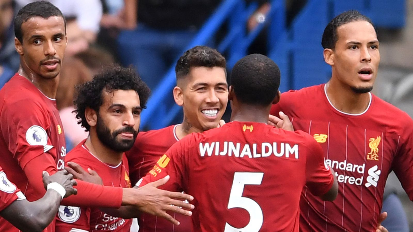 Team-mates Congratulate Roberto Firmino After He Doubles - Chelsea 1 2 Liverpool - 1600x900 Wallpaper Team-mates Congratulate Roberto Firmino After He Doubles - Chelsea 1 2 Liverpool - 1600x900 Wallpaper