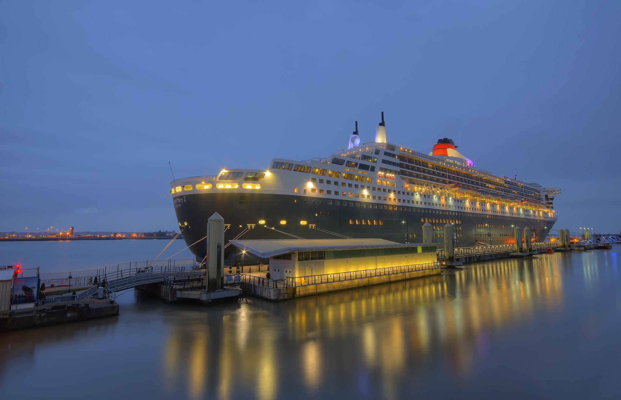 Rms Queen Mary 2 In Liverpool, Uk Wallpaper - Rms Queen Mary 2 - HD Wallpaper 
