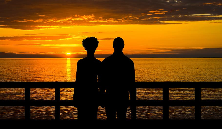 Sunset With Standing Couple - Couple Two People Watching Sunset - HD Wallpaper 
