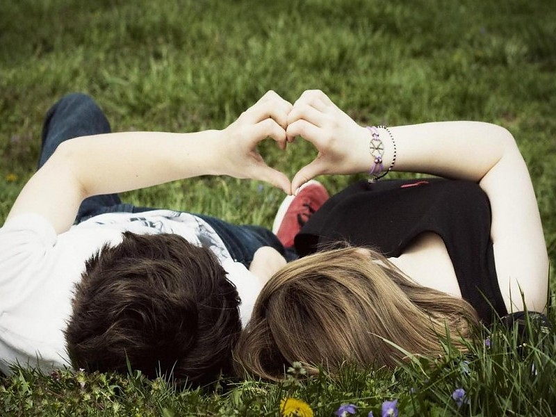 Romantic Couple Love Romance In Garden Hd Wallpapers - Romantic Couple Background Hd - HD Wallpaper 
