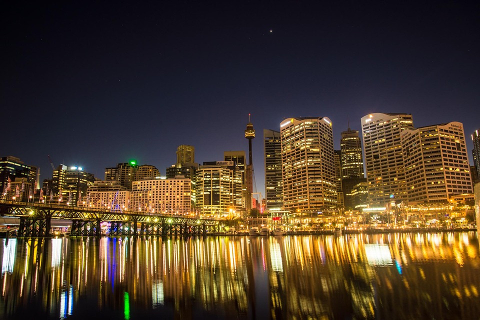 Hotels In Australia - Foreign Buildings In Night - HD Wallpaper 