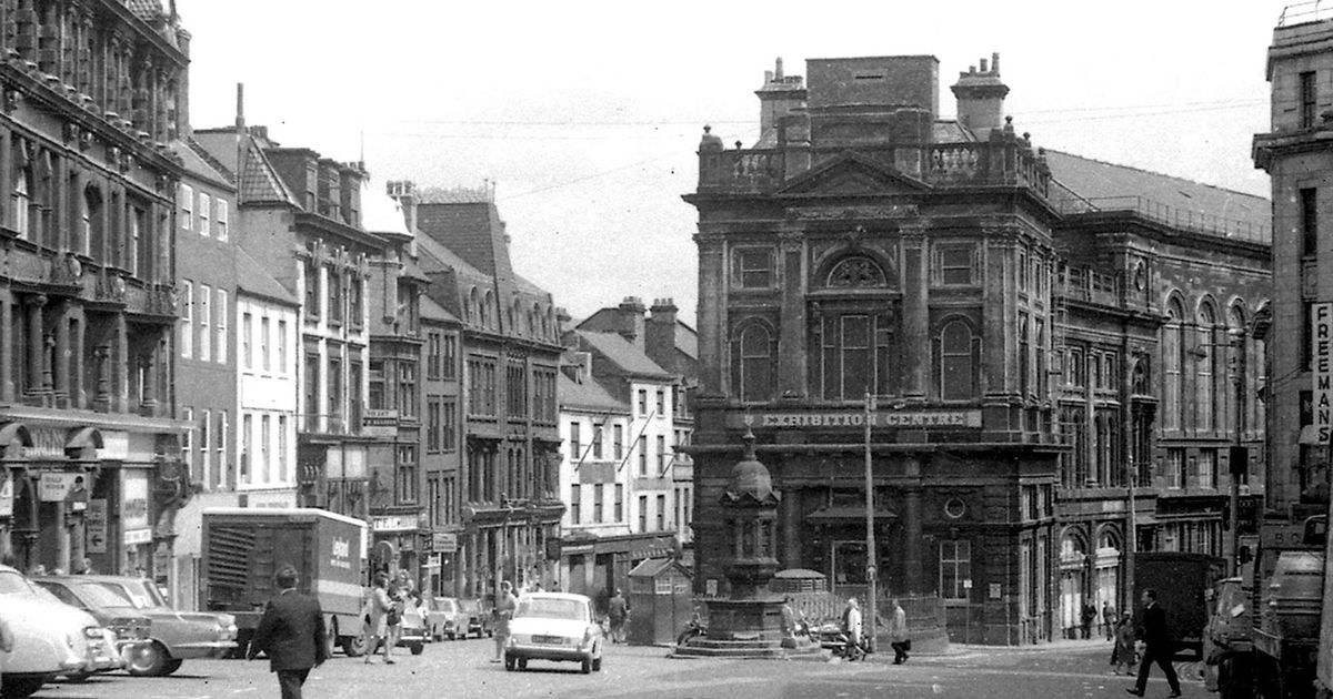 Newcastle’s Town Hall In The Centre Of The Bigg Market - Newcastle Bigg Market History - HD Wallpaper 