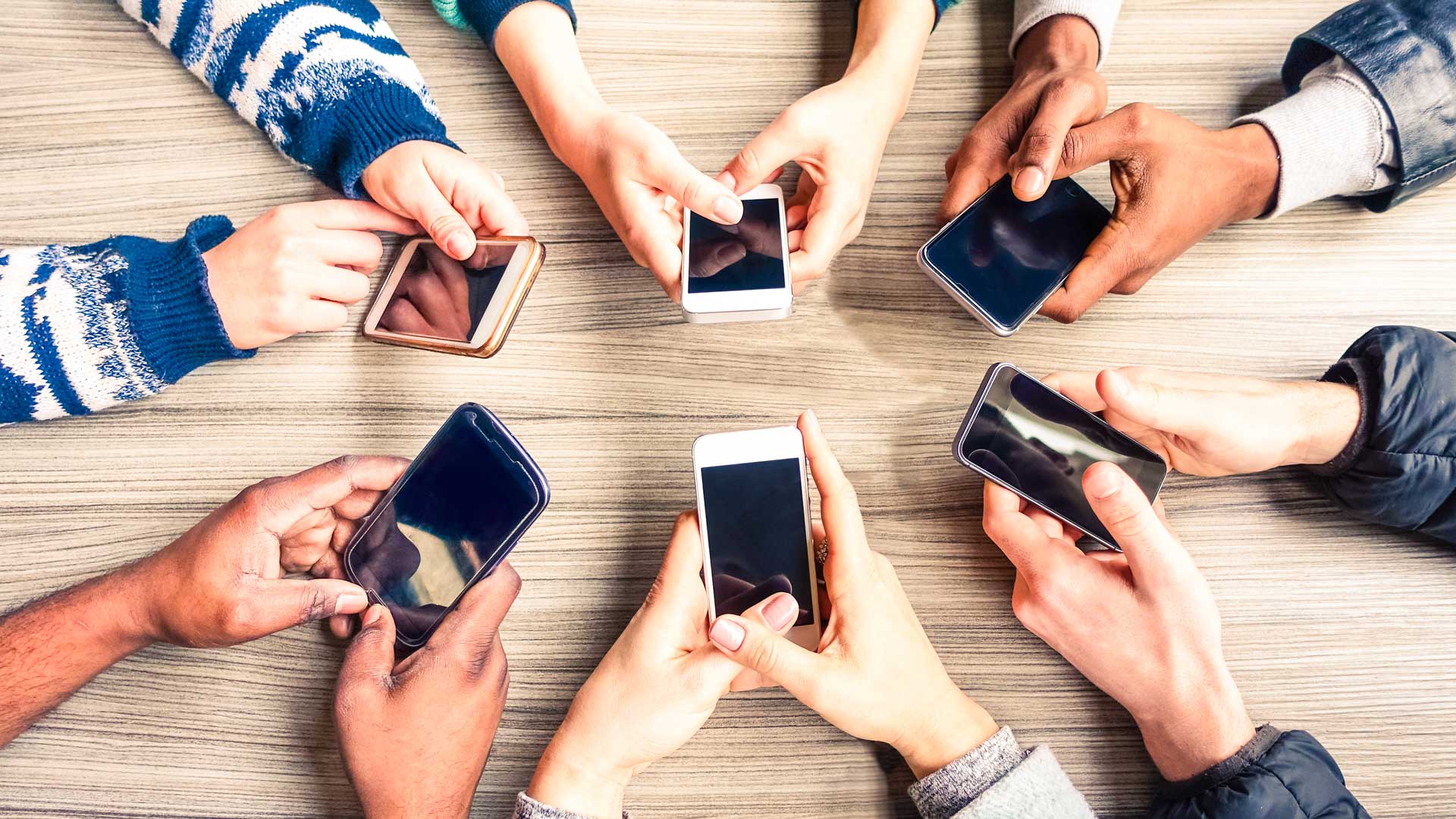 Certified Mac Technician - People Using Their Phones - HD Wallpaper 