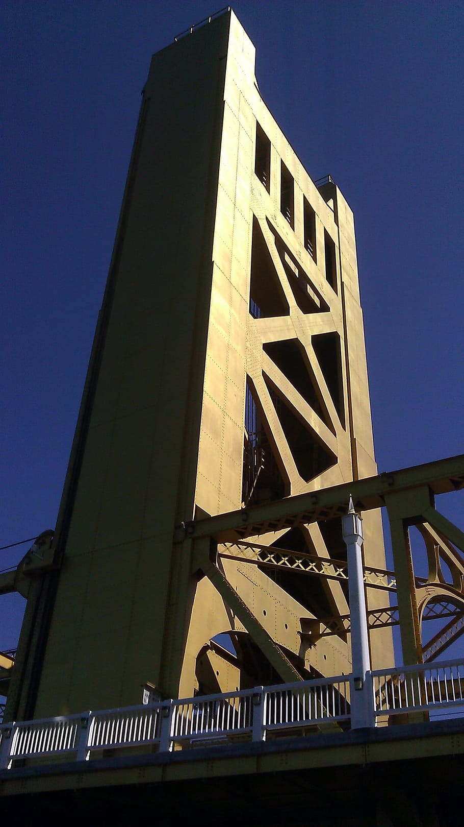 Bridge, Sacramento, Gold, Landmark, Downtown, Travel, - Brutalist Architecture - HD Wallpaper 