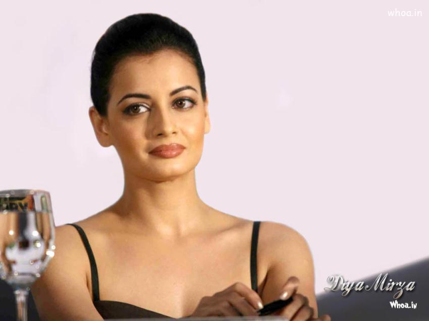 Beautiful Diya Mirza Close Up Face Wallpaper - Dia Mirza Beautiful Face - HD Wallpaper 