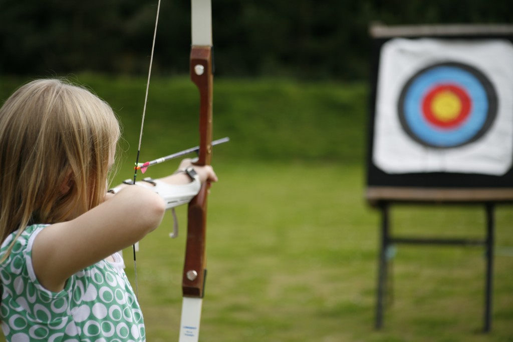 Hd Quality Wallpaper - Playing Archery - HD Wallpaper 