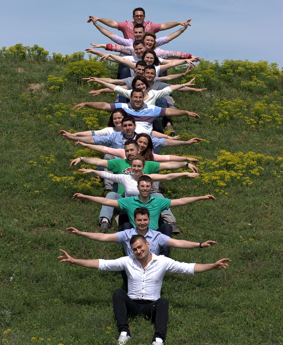 People Raising Hands Sitting On Grass, The Gang, Friendship, - Amigo Alegria - HD Wallpaper 